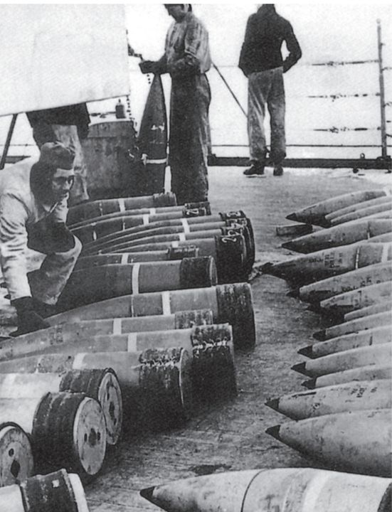 Đạn xuyên giáp 38cm (15 inch) được sử dụng bởi pháo của thiết giáp hạm lớp Bismarck có trọng lượng 800kg (1.764 pound) mỗi viên, do đó phải được nạp bằng cơ giới. Phía sau mỗi viên đạn, hai bao thuốc phóng cũng được đẩy vào buồng nạp pháo bằng hệ thống thủy lực trước khi hoàn tất chu trình nạp đạn.