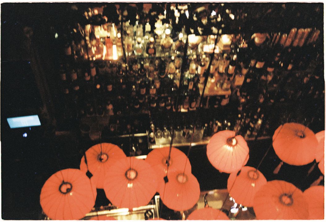 <i>*Mình chụp trong một quán bar ở Sing á - Lomochrome Metropolis XR 100-400 </i>