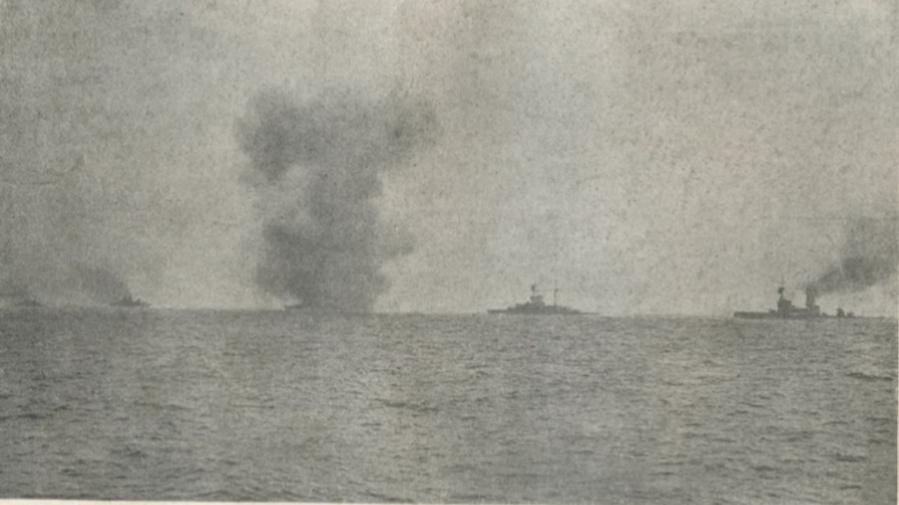 HMS Iron Duke mở màn khai hỏa vào Hạm đội Đức vào lúc 18 giờ 30 phút. Đứng trước Iron Duke là HMS Thunderer, đằng sau là Royal Oak và Superb.