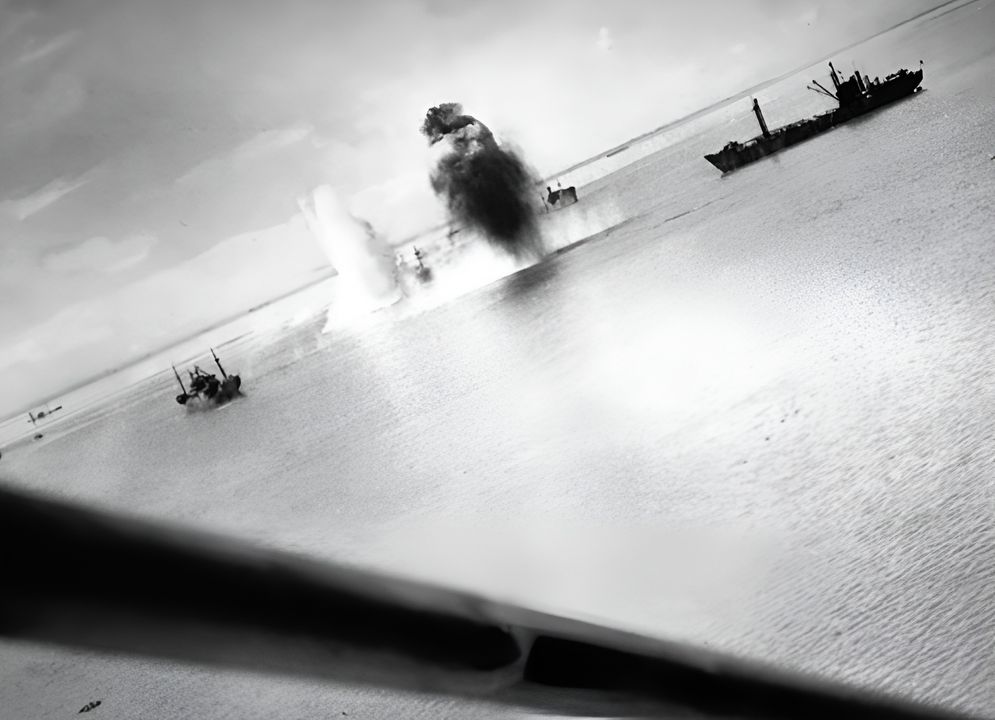 Các Helldiver của VB-7, biên chế trên USS Hancock (CV-19), đang bắn phá các tàu Nhật trong cảng Manila vào ngày 25 tháng 11 năm 1944. Mặc dù đây không phải là kiểu hình tấn công điển hình của Helldiver, nhưng hai pháo 20mm gắn trên cánh của máy bay có thể gây thiệt hại nặng cho các tàu nhỏ như những mục tiêu trong ảnh. (Real War Photos)