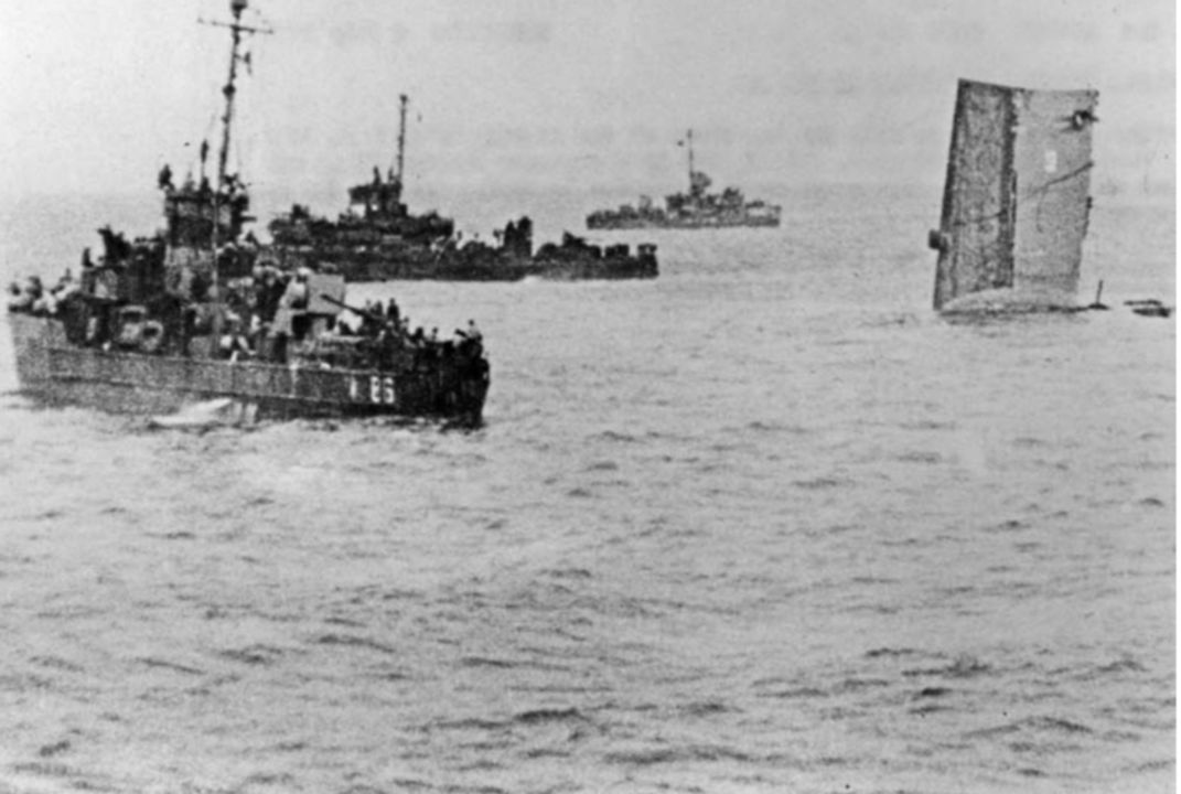William D. Porter (DD-579) chìm bằng đuôi trước trong khi các tàu LCS(L) cứu vớt những người sống sót. (NARA 80G 490028)