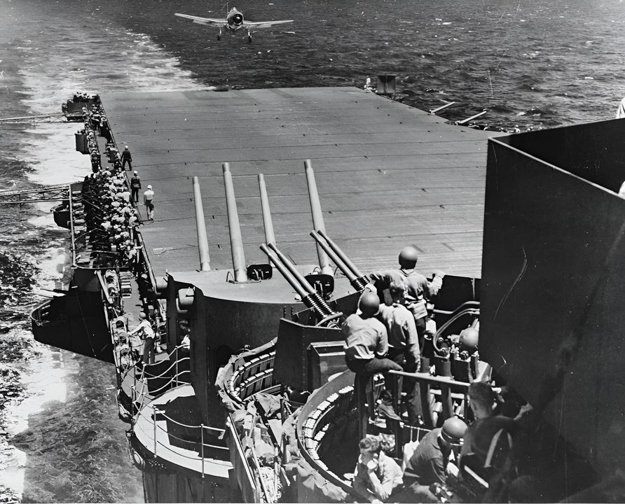 Trong tổng số 403 phi vụ Hellcat được thực hiện ngày 19 tháng 6, 287 phi vụ đã giao chiến với 548 máy bay Nhật. Trong ngày này, 13 chiếc Hellcat bị bắn rơi bởi máy bay địch, 1 chiếc bị pháo phòng không ta bắn nhầm, và 6 chiếc mất do nguyên nhân kỹ thuật. Bức ảnh này cho thấy một chiếc Hellcat đang hạ cánh xuống tàu Lexington. (NHHC)