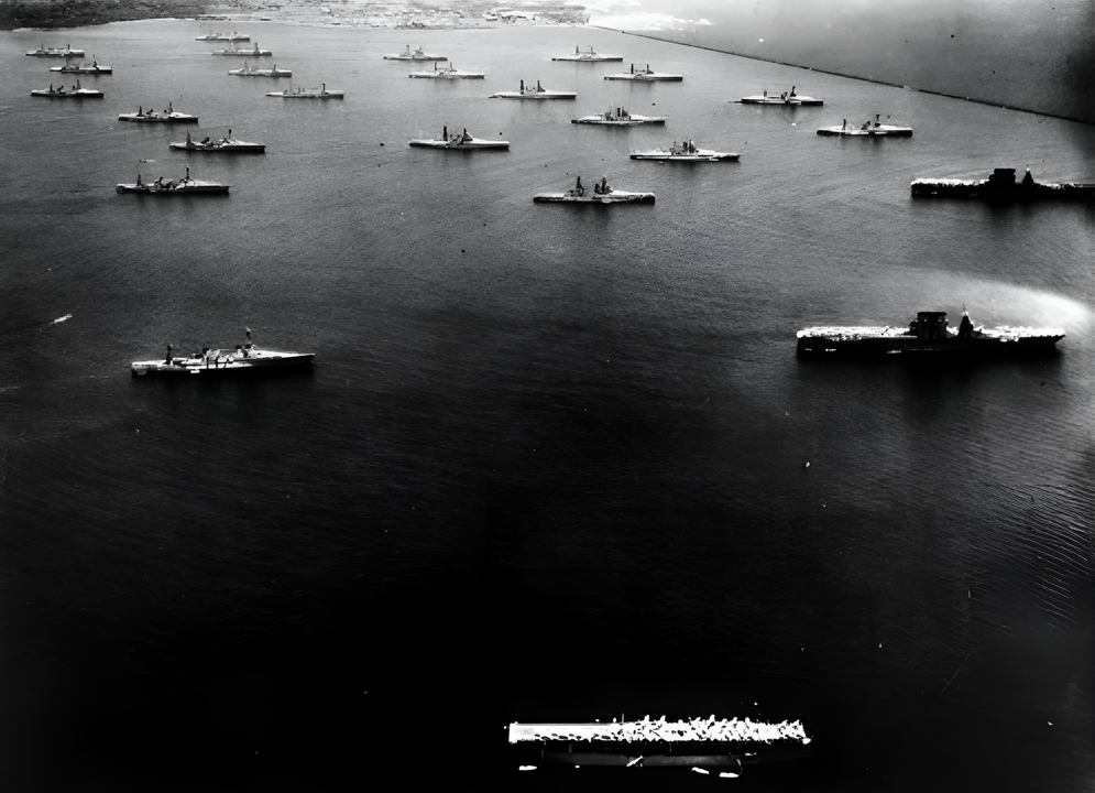 Hạm đội Hoa Kỳ neo đậu ngoài khơi Colón, phía Caribe của Kênh đào Panama, khoảng năm 1933. Hạm đội sắp sửa đi qua kênh đào để tiến vào Thái Bình Dương, trong khuôn khổ một cuộc “diễn tập chiến tranh” quy mô lớn mô phỏng tình huống tiếp viện cho Philippines trong trường hợp xảy ra chiến tranh với Nhật Bản. Trong suốt giai đoạn giữa hai cuộc thế chiến, Thái Bình Dương ngày càng trở thành trọng tâm trong chiến lược của Hải quân Hoa Kỳ.