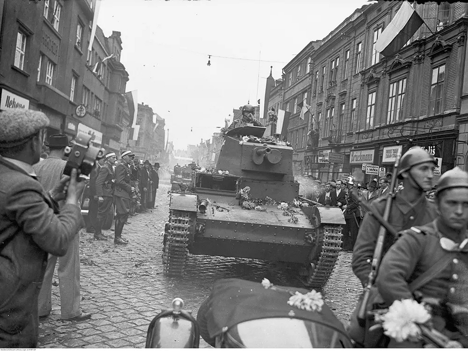 <i>Xe tăng Ba Lan tiến vào thành phố Těšín của Tiệp Khắc, tháng 10/1938.</i>