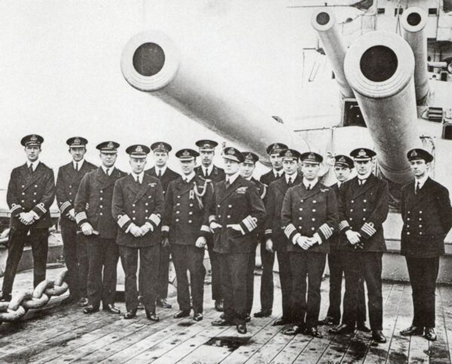 Phó Đô đốc Sir David Beatty và đội ngũ tham mưu Hạm đội Thiết giáp tuần dương hạm trên mũi tàu Lion, năm 1916. Từ trái sang phải: không rõ, Chỉ huy Sidney R. Bailey, Kỹ sư Đại úy Donald P. Green, Đại úy The Hon. Hubert G. Brand, không rõ, Trưởng phòng tài chính Frank T. Spickernell, Thiếu tá Harold M. Franks, RMLI, Sir David Beatty, Trung úy Ralph P. Seymour, không rõ, không rõ, Đại úy A. Ernle M. Chatfield , không rõ, Đại úy The Hon. Reginald ARP-E.-E.-Drax , không rõ.