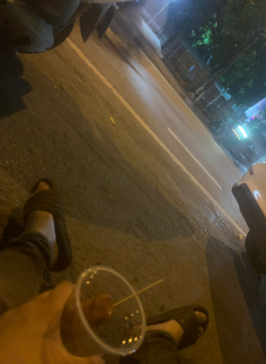 Tôi ngồi đợi Lập béo đối diện cổng viện Sản-Nhi.