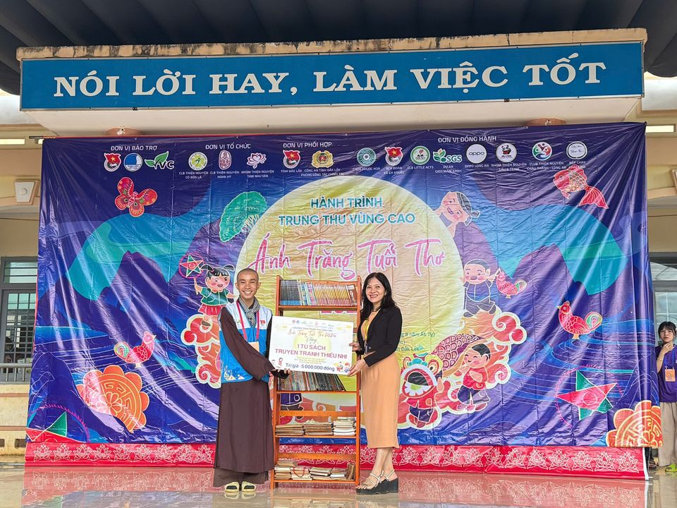 Trao tặng 1 tủ sách truyện tranh thiếu nhi