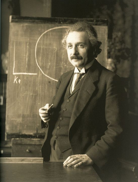 Albert Einstein (1879 - 1955) — Nhà vật lý lý thuyết lỗi lạc người Đức tin rằng khoa học cần phải hướng tới hiện thực (nguồn ảnh: wikipedia)