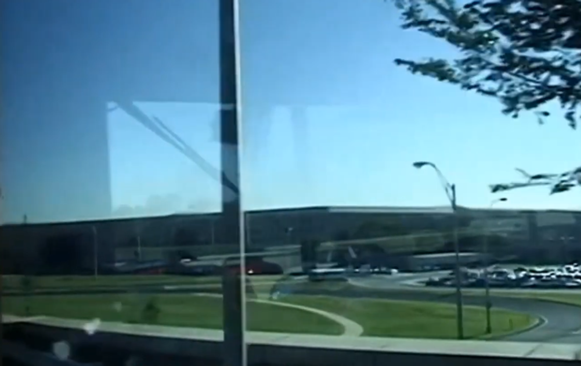 Lầu Năm Góc, chụp hướng về phía Tây Nam - khu vực bị Chuyến bay 77 đâm vào. Khoảng 9h22-9h30. Khói từ New York có thể nhìn thấy trên nóc toà nhà. Từ video trên kênh Youtube <i>911AnalysisVideo</i>.