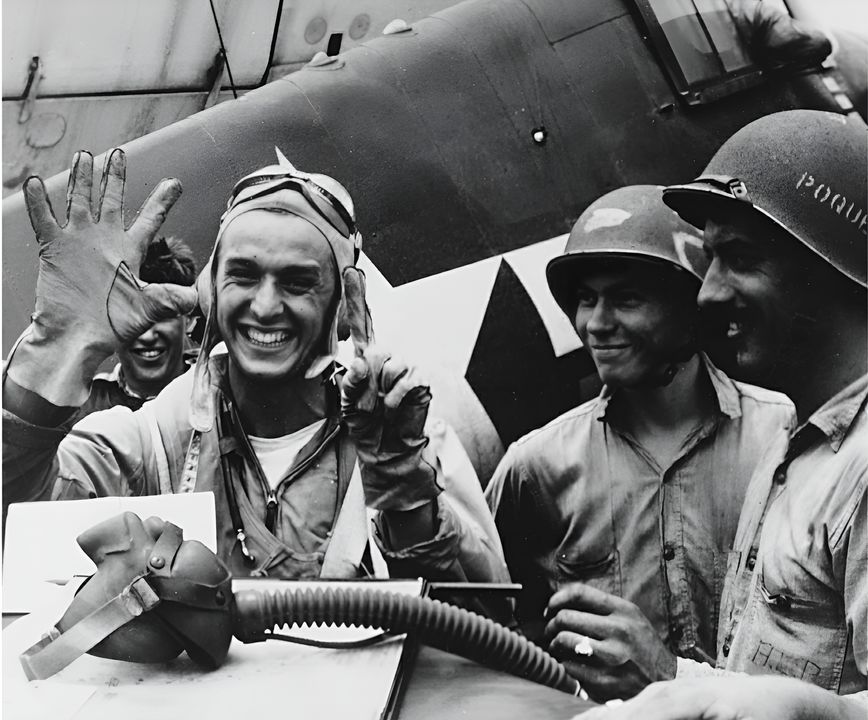 Các phi công Hellcat là nhân tố chủ chốt gây nên thảm họa cho Nhật vào ngày 19 tháng 6. Trong bức ảnh này, Trung úy (cấp dưới) Alexander Vraciu giơ sáu ngón tay biểu thị số máy bay ông bắn hạ trong ngày hôm đó. Ông thuộc phi đội VF-16 trên tàu Lexington và là một trong sáu phi công TF 58 bắn rơi từ 5 chiếc trở lên, trở thành “át chủ bài trong một ngày”. Vraciu sau đó nâng tổng số chiến công lên 19 chiến thắng, trở thành phi công bắn hạ nhiều thứ tư trong Hải quân Mỹ. (NHHC) 