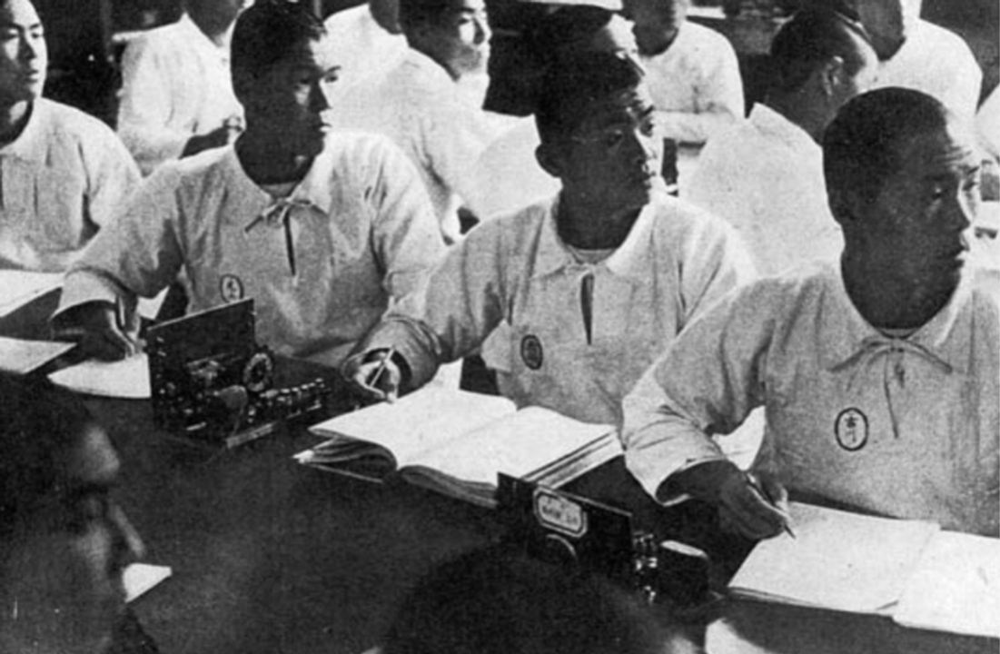 Các học viên chăm chú lắng nghe một bài giảng trong lớp học. Chương trình huấn luyện hàng không của người Nhật nổi tiếng với cường độ khắc nghiệt. ( Edward M. Young)