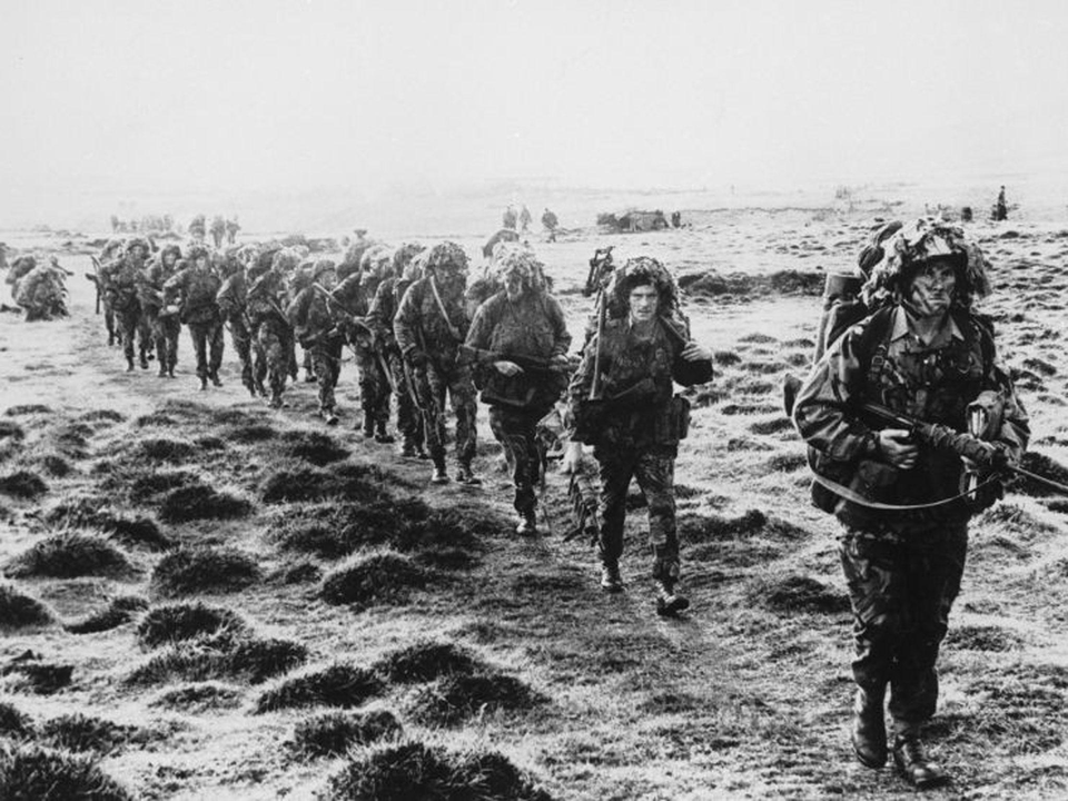<i>Quân đội Anh đổ bộ lên Falklands </i>