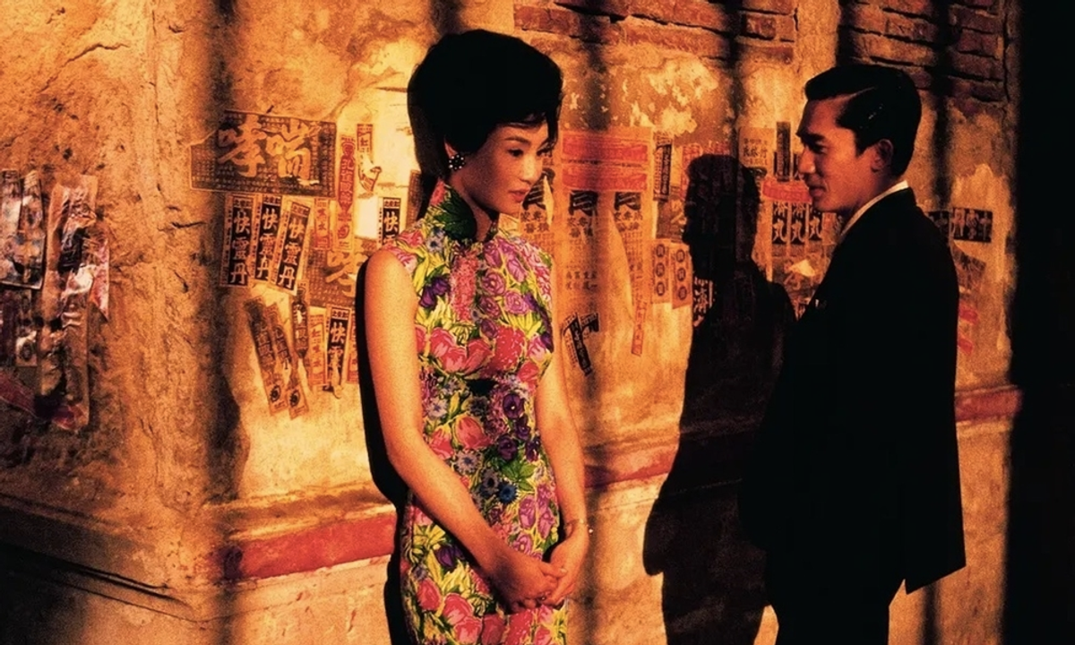 Đối thoại giữa 2 người cũng ít ỏi đến đáng thương, đoạn dài nhất là khi họ đóng với nhau những vở kịch tự phát, đóng vai thành người bạn đời đã ngoại tình kia để xem họ đã yêu nhau thế nào, ông Trần sẽ trả lời thế nào khi bị cô Tô hỏi về nhân tình, và thậm chí khoảnh khắc chia tay trên phim đầy đau đớn ấy cũng chỉ đội lốt một vở kịch “chuẩn bị tinh thần". Những câu thoại ngắn ngủi đầy ẩn chứa nhưng lại diễn giải nhiều tầng tầng cảm xúc, ý nghĩa.