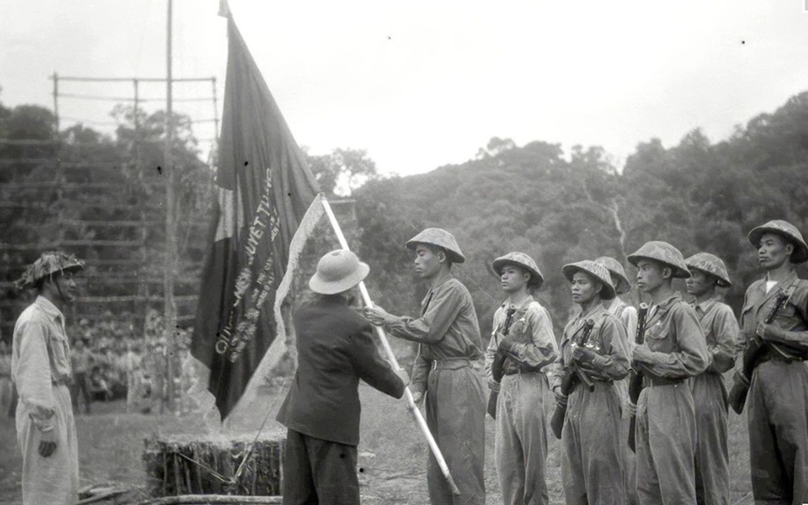Đại tướng Võ Nguyên Giáp trao lá cờ Quyết chiến quyết thắng cho Đàm Quang Trung, Đại đoàn phó 312 trước giờ tấn công Him Lam