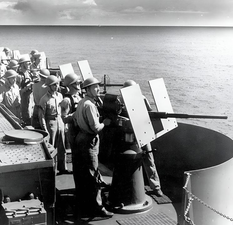 Pháo phòng không Mỹ đã trở thành một phần quan trọng trong các trận hải chiến tàu sân bay năm 1942 khi gây tổn thất ngày càng lớn cho máy bay tấn công Nhật. Khẩu pháo Oerlikon 20mm, được chụp ở đây trên tàu Yorktown, là vũ khí phòng không hiệu quả nhất về số lượng máy bay Nhật bị bắn hạ. Tuy nhiên, tầm bắn hiệu quả ngắn của khẩu pháo đồng nghĩa với việc hầu hết máy bay Nhật đã thả vũ khí trước khi bị bắn rơi. (NHHC)