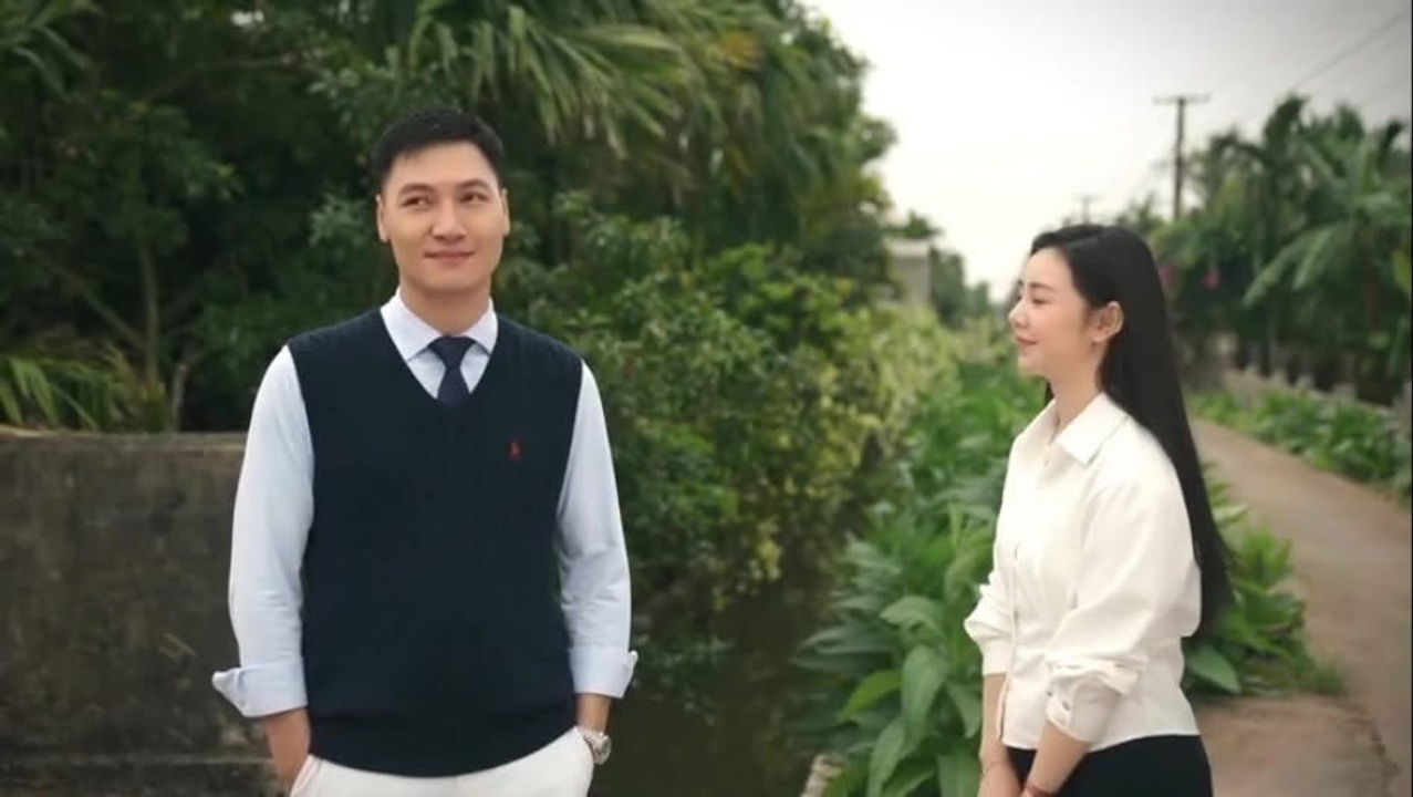 Lâm chở bà cháu Thương về quê.