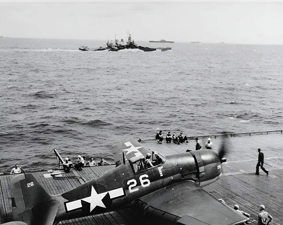 Một máy bay chiến đấu F6F "Hellcat" sẵn sàng cất cánh trên tàu USS Lexington (CV-16) trong các cuộc không kích Marianas của TF 58 vào ngày 13 tháng 6 năm 1944. Bên cạnh con tàu là thiết giáp hạm USS North Carolina, tàu USS Enterprise, một tàu sân bay lớp Independence và một thiết giáp hạm khác của TG 58.3 ở phía xa.