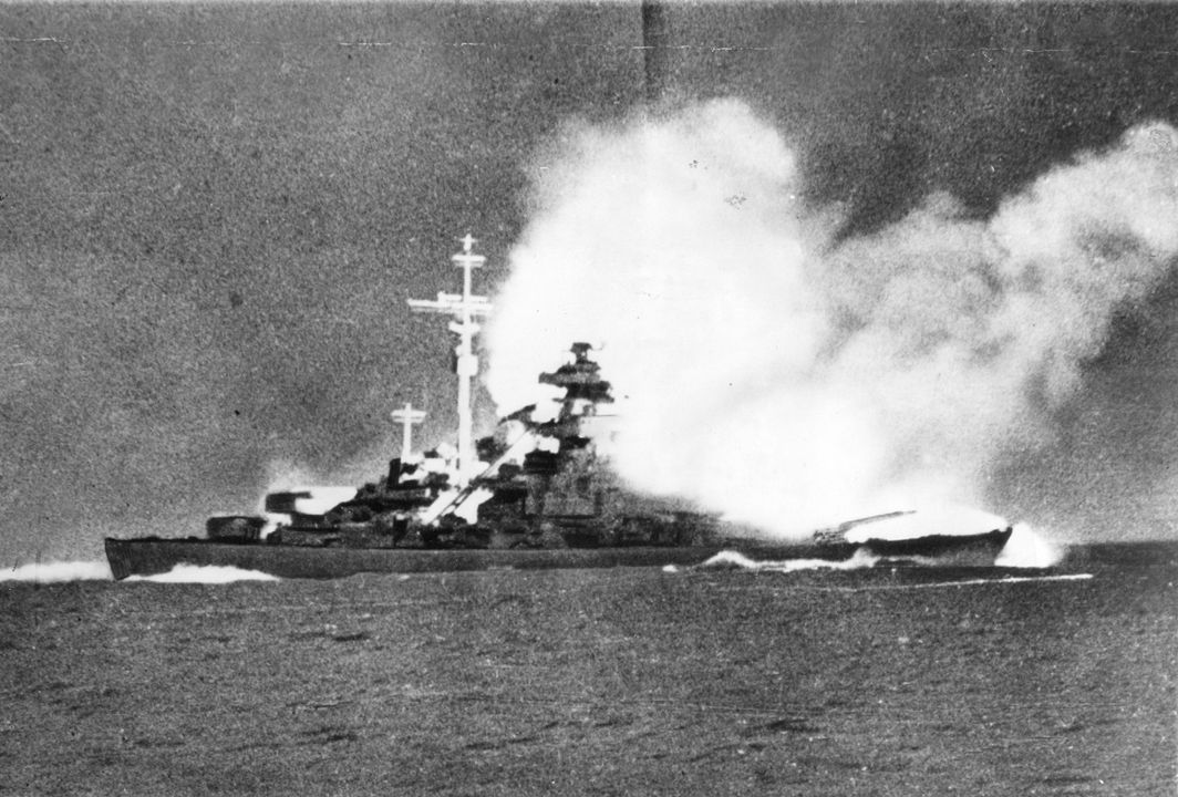 Bismarck, được chụp ảnh từ chiếc tàu hộ tống của mình là tàu tuần dương hạng nặng Prinz Eugen, trong Trận chiến Eo biển Đan Mạch (24 tháng 5 năm 1941). Do cường độ lóe sáng đầu nòng từ các khẩu pháo 38cm của nó, thước phim bị thiếu sáng, và do đó trông như thể Bismarck đang bắn vào ban đêm.