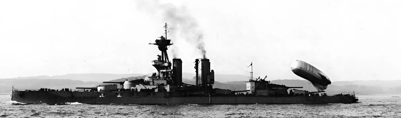 Thiết giáp hạm lớp Iron Duke HMS Marlborough, được chụp tại Firth of Forth giữa năm 1918, khi đang thả một khinh khí cầu diều từ boong đuôi. Những khí cầu quan sát này được thiết kế để mở rộng tầm quan sát cho hạm đội thiết giáp, nhưng các khó khăn kỹ thuật khi thả chúng từ các thiết giáp hạm đang cơ động tốc độ cao lại rất khó khắc phục.