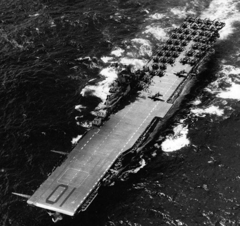 Lớp tàu sân bay Essex là nền tảng hải quân đáng gờm nhất của Chiến tranh Thái Bình Dương, kết hợp hài hòa giữa sức mạnh tấn công, tầm hoạt động và khả năng phòng thủ. Đây là USS Yorktown (CV-10), nơi đặt Không đoàn Tàu sân bay số 9 trong chiến dịch Okinawa. Phần lớn máy bay của không đoàn được bố trí ở phía sau boong cất hạ cánh. Mặc dù nhiều lần bị kamikaze tấn công, Yorktown chỉ bị trúng một lần, vào ngày 18 tháng 3 năm 1945. Không giống một số tàu chị em, tàu sân bay này chỉ chịu thiệt hại tối thiểu và vẫn hoạt động đầy đủ. (NHHC)