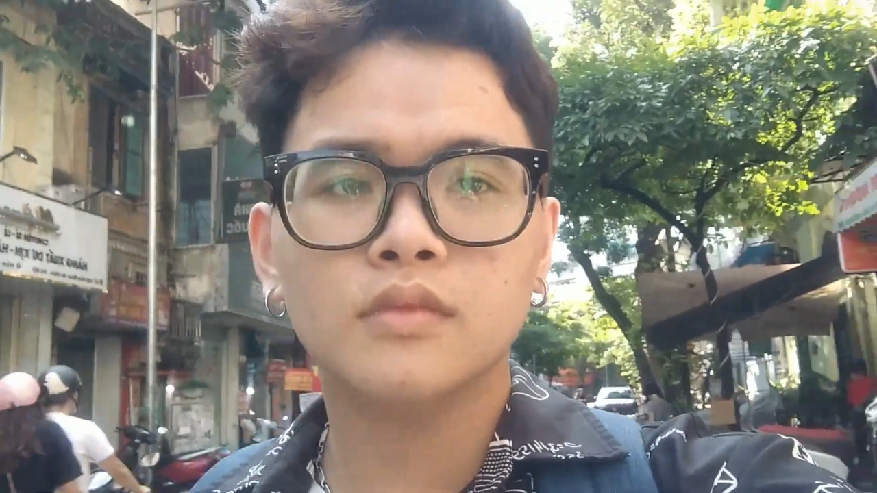 Tôi ở phố Hàng Buồm.