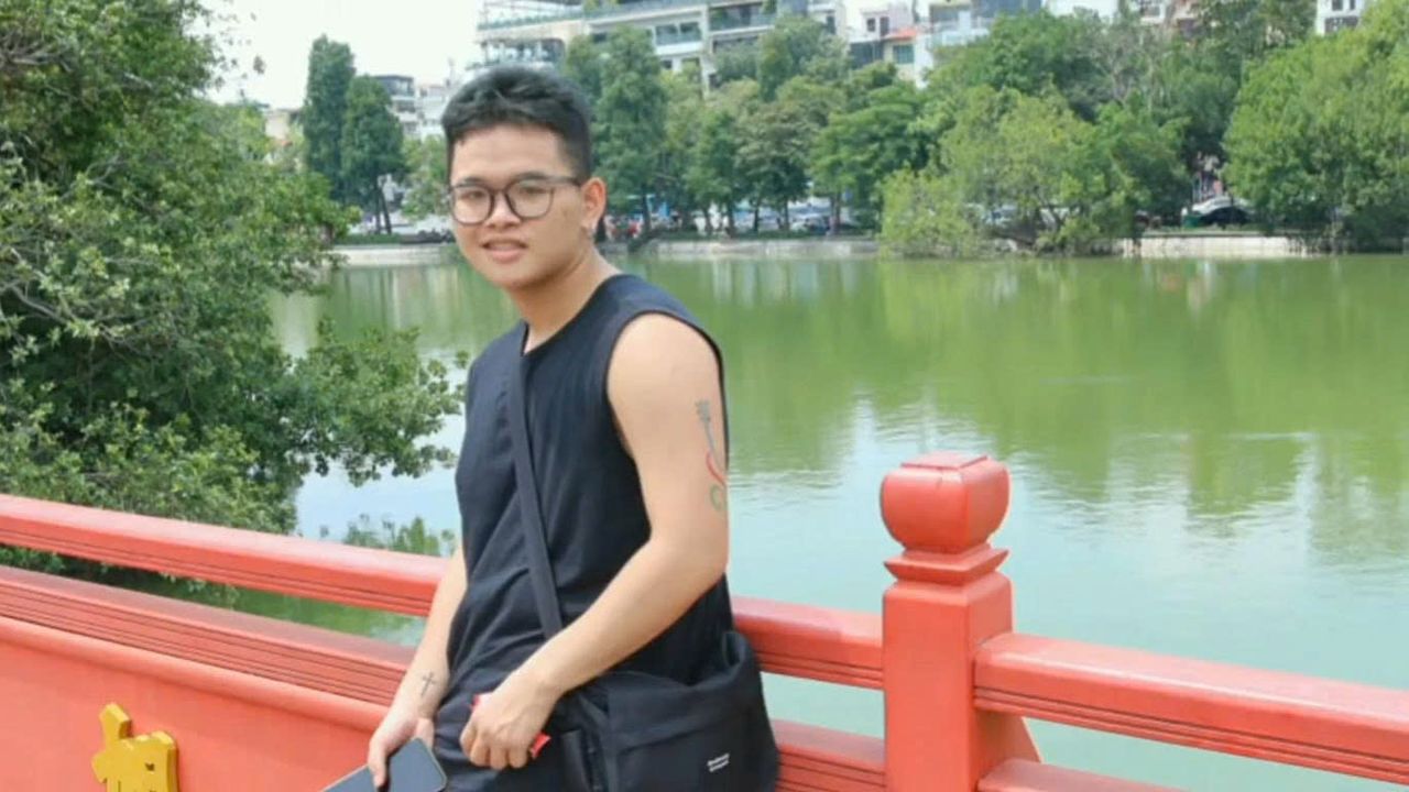 Tôi ở cầu Thê Húc ảnh chụp bởi T.H.Đ