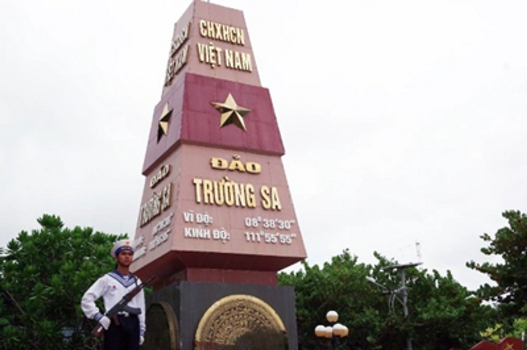 Người hải quân canh gác cột mốc Trường Sa. <i>Nguồn: Báo Dân Trí.</i>