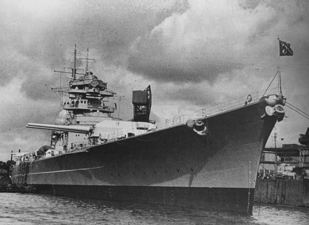 Với những đường nét hiện đại, sạch sẽ, KMS Bismarck là một con tàu bóng bẩy và duyên dáng, nhưng nó cũng là một con tàu chết chóc. Bức ảnh này được chụp khi con tàu vẫn đang được trang bị tại xưởng Blohm &amp; Voss ở Hamburg.