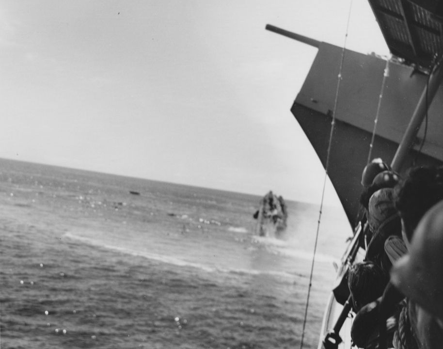 Đuôi tàu khu trục Hammann đang chìm, nhìn từ tàu sân bay Yorktown. Sau khi bị trúng một trong các ngư lôi của tàu ngầm I-168, tàu khu trục chìm chỉ trong vòng bốn phút, gây tổn thất nhân mạng nặng nề. (US Naval Historical Center)