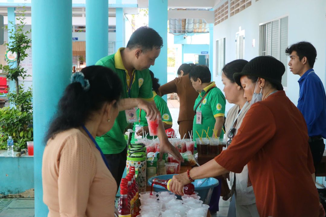 [Các em thiếu nhi hào hứng tham gia các gian hàng trò chơi vận động lành mạnh]