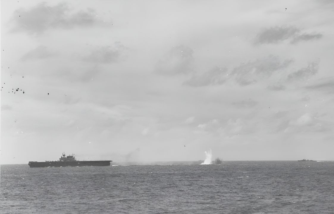 Các cuộc tấn công nhằm vào TG 58.3 được tiến hành bởi đợt không kích thứ hai của Ozawa. Mức độ tiếp cận gần nhất của lực lượng tấn công Nhật Bản là vụ ném bom rơi xa phía sau tàu sân bay Enterprise. Góc nhìn này được chụp từ tàu tuần dương hạng nhẹ Birmingham. (NHHC)