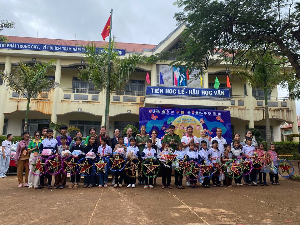 Tặng quà trung thu cho các em