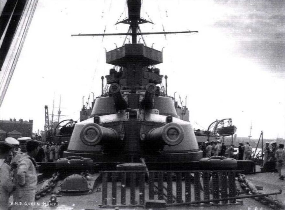 Hai tháp pháo 13,5 inch A và B được thiết kế theo kiểu đặt tầng của Queen Mary.