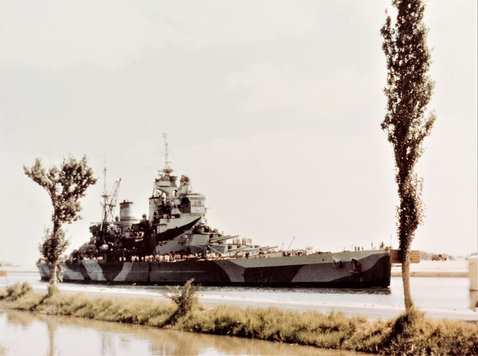 Tàu Howe, một trong các thiết giáp hạm lớp King George V của Hải quân Hoàng gia Anh, đang đi qua kênh đào Suez vào năm 1944 trên đường gia nhập Hạm đội Viễn Đông Anh. Với lớp ngụy trang thời chiến, hệ thống điện tử đầy đủ và các tổ hợp pháo phòng không, đây là hình ảnh gần như tương đồng với hình dáng mà một tàu lớp Lion sẽ có vào giai đoạn cuối chiến tranh, ngoại trừ việc các tháp pháo ba nòng 406mm sẽ thay thế dàn pháo chính 356mm của Howe. (Naval History and Heritage Command)