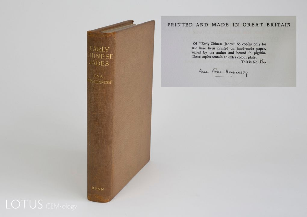 Sách "Những viên ngọc bích Trung Quốc cổ của Una Pope Hennessy" . Đây là ấn bản giới hạn đặc biệt, bìa da heo. Ảnh nhỏ: Trang ấn bản giới hạn của cuốn " Những viên ngọc bích Trung Quốc cổ của Una Pope Hennessy ". Các ấn bản giới hạn có giá trị sưu tầm rất cao, và có thể bán với giá gấp hai đến năm lần so với các ấn bản tiêu chuẩn. Ảnh: Pinyo Khongsawad/Lotus Gemology Co. Ltd.