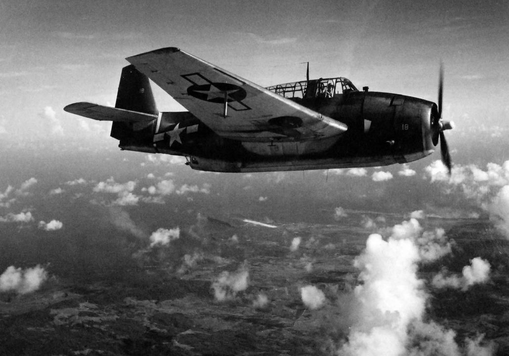 Một chiếc TBM/TBF-1C Avenger của VT-30 được chụp trong một chuyến bay huấn luyện vào mùa thu năm 1943, trước khi lên đường sang Thái Bình Dương trên tàu USS Monterey (CVL-26) cùng phần còn lại của không đoàn tàu sân bay hạng nhẹ số 30. Mỗi không đoàn tàu sân bay hạng nhẹ lớp Independence gồm 9 chiếc Avenger và tối đa 24 chiếc F6F — trong trường hợp của VT-30, các Avenger phải dùng chung sàn bay khiêm tốn của CVL-26 với các Hellcat của VF-30. Biến thể -1C có thể nhận biết qua vị trí và góc đặt của cột ăng-ten vô tuyến nằm phía trên buồng lái. (Naval History and Heritage Command, Photo Archives, Naval Subject Collection)