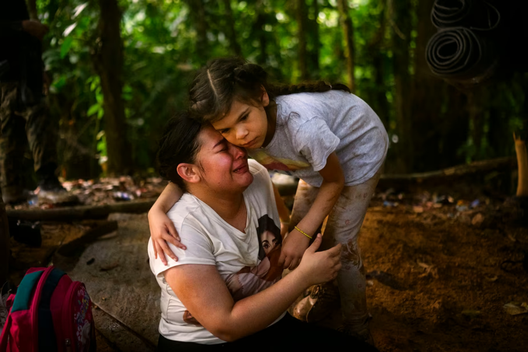 Susej, 7 tuổi, an ủi mẹ mình, María Fernanda Vargas Ramírez, người lãnh đạo không chính thức của một nhóm 21 người di cư vượt qua Darién Gap. (Lynsey Addario chụp cho The Atlantic với sự hỗ trợ từ National Geographic Society)