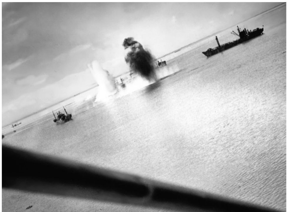 Các máy bay ném bom bổ nhào Helldiver từ VB-7, đóng trên tàu sân bay USS Hancock (CV-19), bắn phá tàu thuyền Nhật Bản tại cảng Manila vào ngày 25 tháng 11 năm 1944. Mặc dù đây không phải là kiểu tấn công điển hình của một chiếc Helldiver, nhưng hai khẩu pháo 20mm gắn trên cánh của máy bay có thể tàn phá các tàu nhỏ như những chiếc này. (Real War Photos)