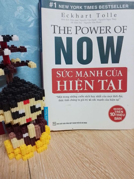Bìa trước cuốn sách Sức mạnh của Hiện tại