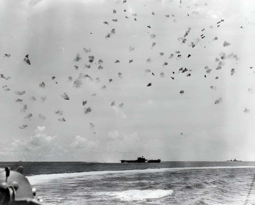 Ảnh chụp Enterprise dưới làn hỏa lực phòng không cực kỳ dày đặc nhằm chống đợt tấn công từ máy bay Nhật. (NHHC)