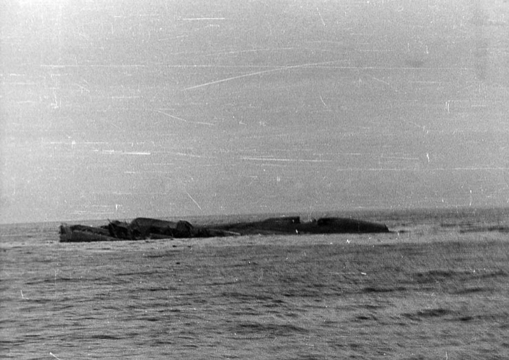 Sau khi hứng chịu đòn tấn công khủng khiếp, Yorktown chìm vào sáng ngày 7 tháng 6. Lưu ý lỗ thủng lớn do ngư lôi ở thân tàu. Năm 1998, con tàu được nhà thám hiểm Robert Ballard phát hiện ở độ sâu gần 17.000 feet trong tư thế gần như thẳng đứng. (NHHC)