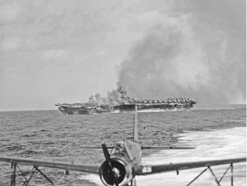 Ticonderoga (CV-14) bốc cháy sau khi bị hai chiếc kamikaze đánh trúng ngoài khơi Đài Loan ngày 21 tháng 1 năm 1945. Bức ảnh này được chụp từ tàu tuần dương Miami (CL-80). (NARA 80G 273151)