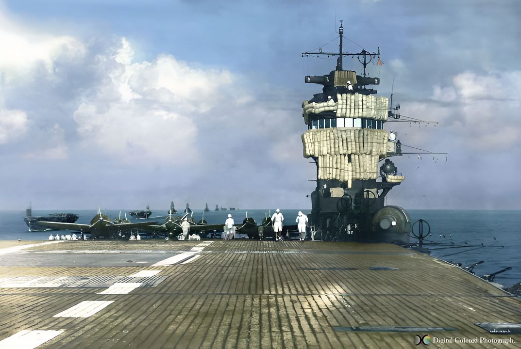 Đây là Kido Butai trong ngày 26 tháng 3 năm 1942, lúc rời Vịnh Staring (vùng Đông Ấn Hà Lan - NEI) để tiến hành cuộc tập kích vào Ấn Độ Dương. Bức ảnh ấn tượng này được chụp từ Akagi, đằng sau lần lượt là các tàu sân bay Sōryū, Hiryū, các thiết giáp hạm lớp Kongō (Hiei, Kirishima, Haruna, Kongō), Zuikaku và Shōkaku. Những đệm gối cuộn tròn được buộc chung quanh đảo để tăng cường sự bảo vệ đối với sự tấn công của đối phương.  (Ảnh được tô màu bởi irootoko jr)