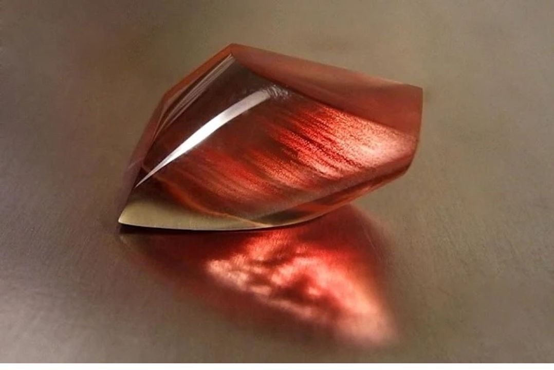 Aventurescence: Các tạp chất phản chiếu ánh sáng tạo ra tia sáng rực rỡ. Đá mặt trời từ Oregon