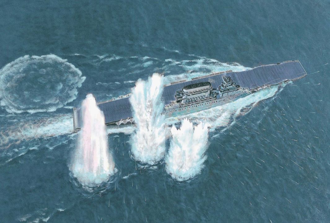 Chỉ vài phút sau cuộc tấn công ngư lôi thành công vào Lexington, con tàu đã phải hứng chịu một đợt ném bom bổ nhào dữ dội từ 19 máy bay ném bom bổ nhào Type 99 của tàu Shokaku. Những chiếc máy bay này bắt đầu bổ nhào từ độ cao 14.000 feet, mà không bị tiêm kích Mỹ ngăn cản. Lần lượt, từng chiếc Type 99 đã dũng cảm xuyên qua làn hỏa lực phòng không ngày càng dày đặc, và bổ xuống chỉ còn cách mục tiêu 1.500 feet trước khi thả bom. Mặc dù quyết tâm cao độ, phi công Nhật không đạt được kết quả xứng đáng với nỗ lực của họ. Trong 17 quả bom thả xuống Lexington, chỉ có hai quả trúng đích, và cả hai đều chỉ gây thiệt hại nhẹ. Quả bom đầu tiên đánh trúng góc trước bên mạn trái của sàn đáp, phá hủy khẩu pháo 5 inch số 6 và gây tổn thất nặng nề về nhân sự. Quả bom thứ hai rơi trúng phía mạn trái của ống khói lớn, gây thiệt hại không đáng kể, nhưng khiến nhiều thủy thủ phòng không gần đó thương vong. Cảnh trong hình mô tả giai đoạn đầu của đợt tấn công, trước khi hai quả bom trúng đích. Có thể thấy nhiều vụ nổ sượt mục tiêu, và một số vụ nổ gần đó đã gây hư hại cho phần thân tàu của Lexington. (Tranh của John White)