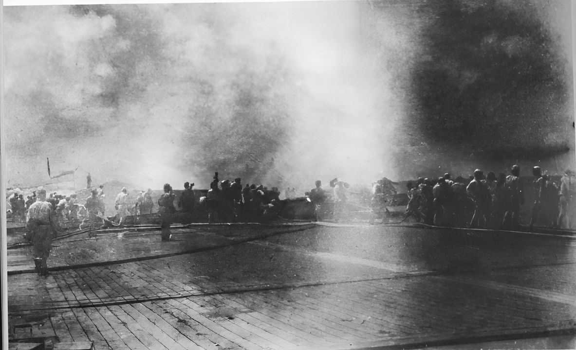 Thủy thủ đoàn của tàu Shokaku dập tắt đám cháy sau khi con tàu bị trúng bom từ máy bay ném bom bổ nhào của tàu sân bay Mỹ.