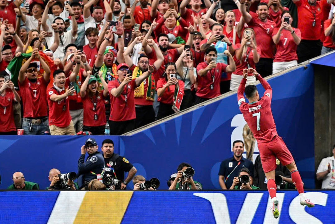 Pha ăn mừng quen thuộc của Ronaldo trong trận gặp Uzbekistan.