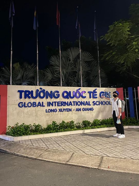 Cổng chính Trường Quốc Tế GIS, chụp ngay khi vừa về đến nơi