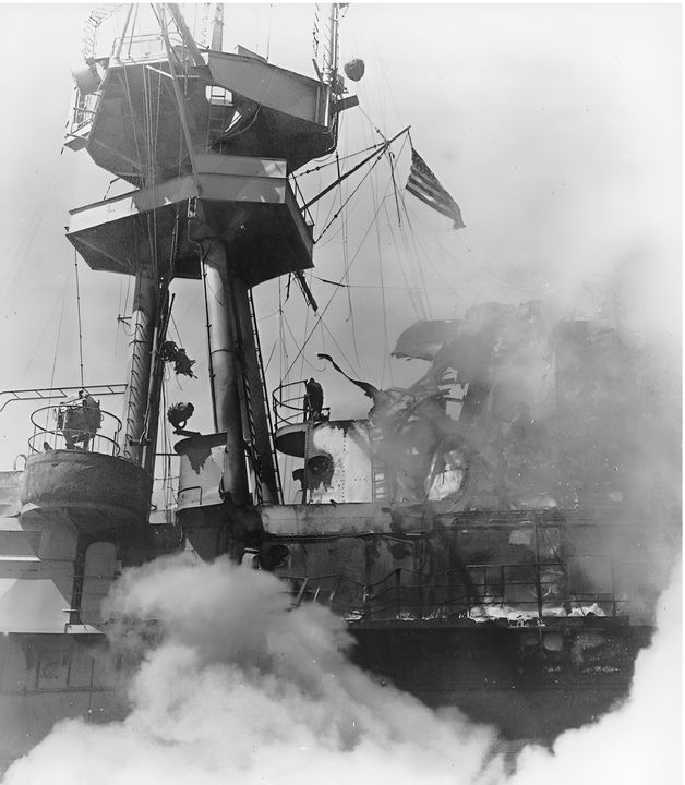 Bức ảnh này cho thấy đài tín hiệu của Hornet sau vụ đâm của oanh tạc cơ bổ nhào Kiểu 99 từ Shokaku. Quả bom của máy bay không phát nổ, điều này làm giảm thiểu đáng kể thiệt hại. Tuy nhiên, nhiên liệu cháy từ máy bay đã giết chết bảy người trên đài tín hiệu, và thân máy bay xuyên qua boong tàu và gần như chạm đến một phòng sẵn sàng ở tầng bên dưới. (NHHC)