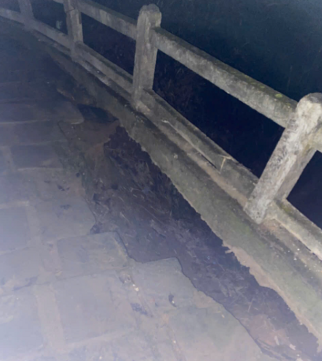 Chỗ nứt vách...